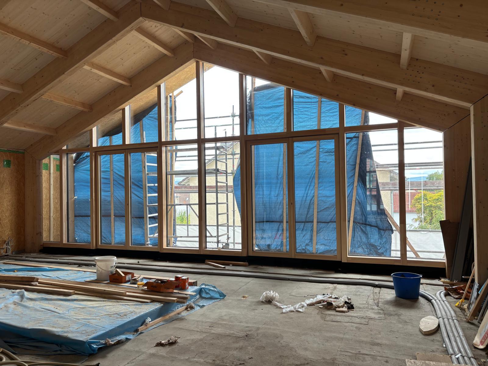Holz-Glas-Giebelfassade im Rohbau von innen