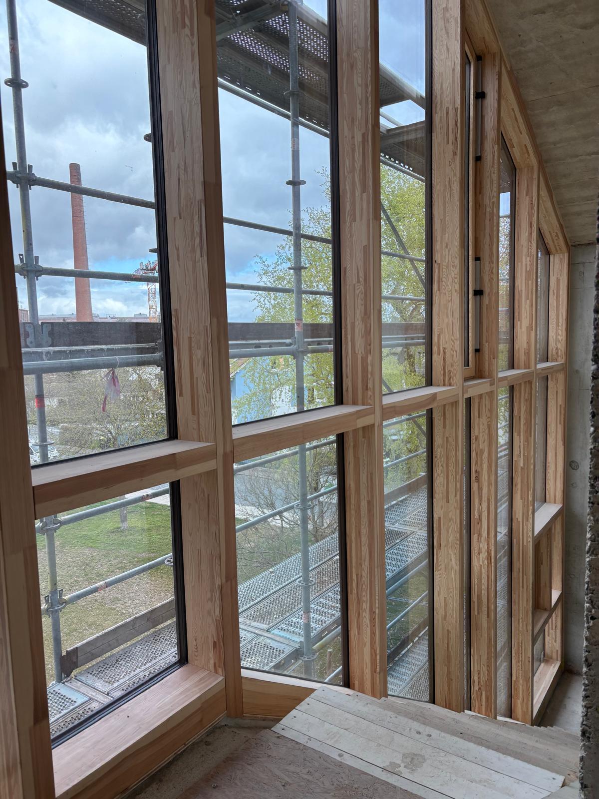 Große Holz-Glas-Fassade von innen während der Montage