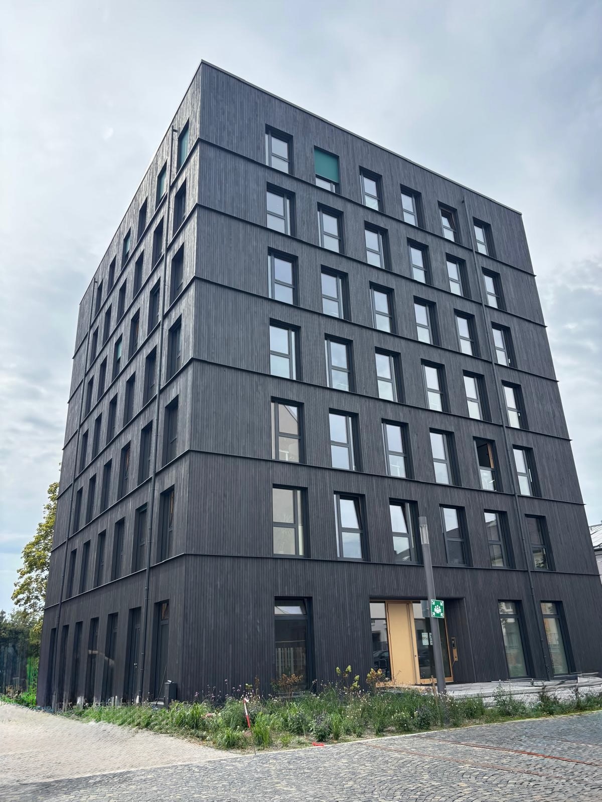 Objektbau mit dunkler Holzfassade und Fenstern von Fensterbau Struthmann